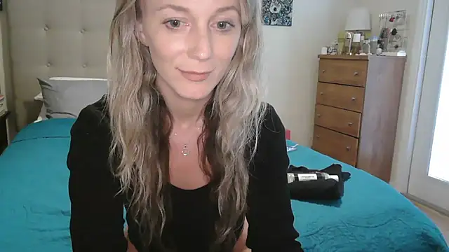 Snapshot of Heyitsmee33 chatting on 09/23/25, 06:04 Heyitsmee33 online show from 09/23/25, 06:04