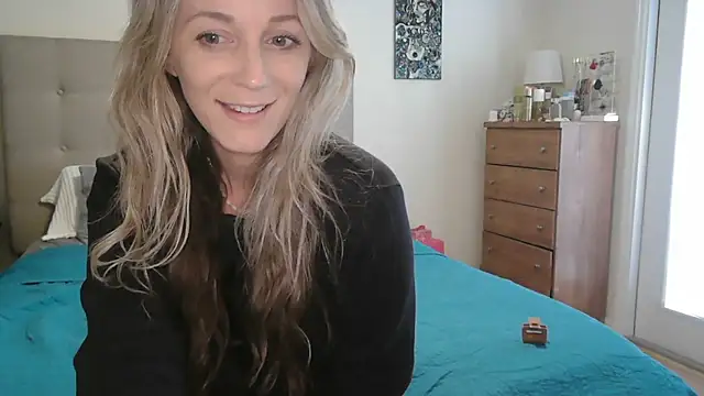 Snapshot of Heyitsmee33 chatting on 09/16/25, 11:44 Heyitsmee33 online show from 09/16/25, 11:44
