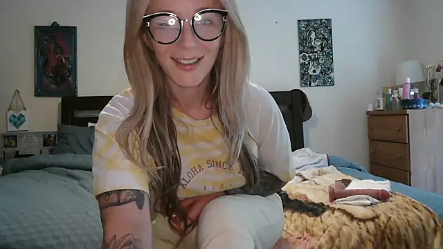 Heyitsmee33 online show from 07/08/26, 09:15