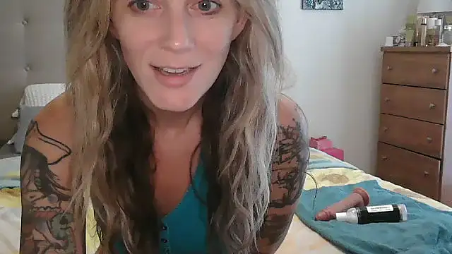 Snapshot of Heyitsmee33 chatting on 10/05/25, 01:13 Heyitsmee33 online show from 10/05/25, 01:13