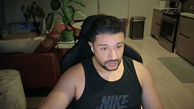 Snapshot of HungandThickLatin chatting on 09/18/25, 01:25 HungandThickLatin online show from 09/18/25, 01:25
