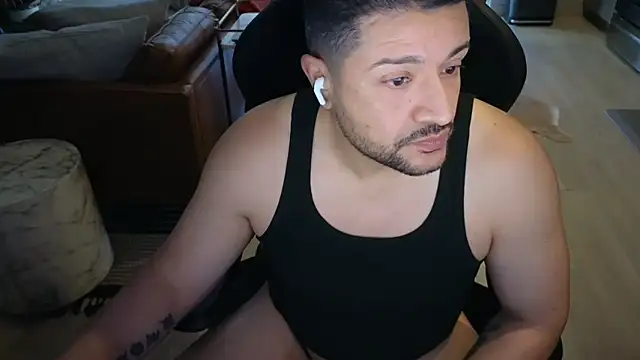 HungandThickLatin online show from 12/15/25, 04:13