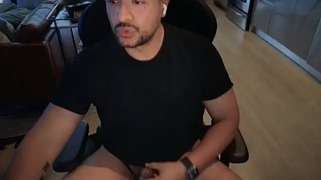 Snapshot of HungandThickLatin chatting on 10/07/25, 12:44 HungandThickLatin online show from 10/07/25, 12:44