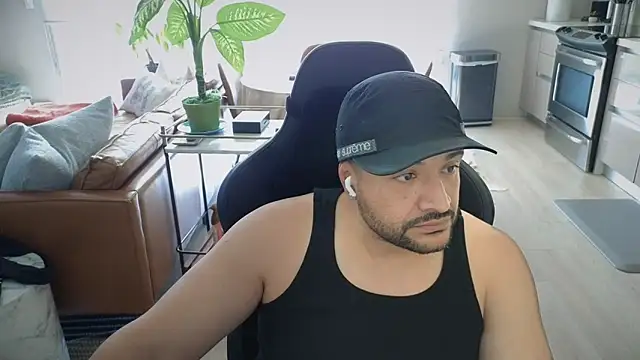 HungandThickLatin online show from 11/25/25, 10:21