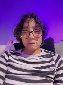 Snapshot of aurora_xoxo chatting on 12/14/25, 05:02 aurora xoxo online show from 12/14/25, 05:02