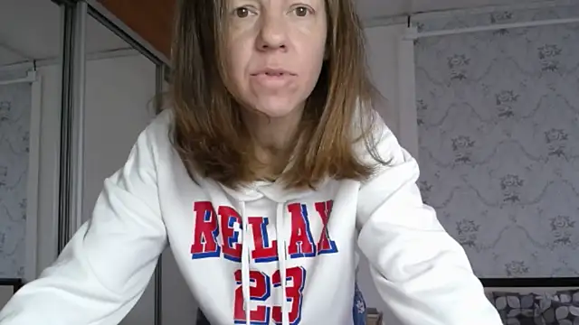Snapshot of Popppka chatting on 10/25/25, 11:42 Popppka online show from 10/25/25, 11:42