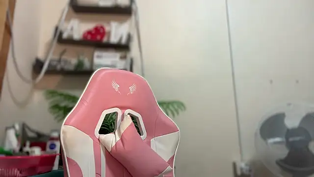 ehotlovea  online show from 10/27/25, 06:58