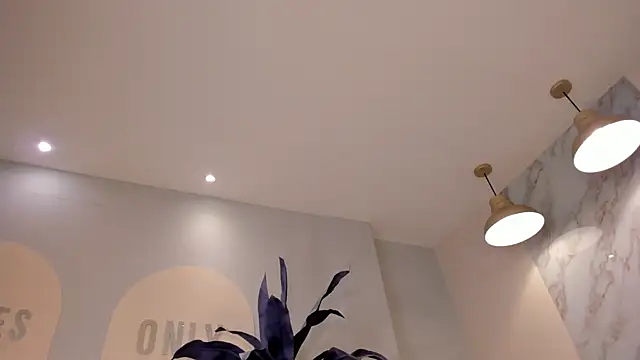 Snapshot of MariamRivera_ chatting on 02/18/25, 10:05 MariamRivera online show from 02/18/25, 10:05