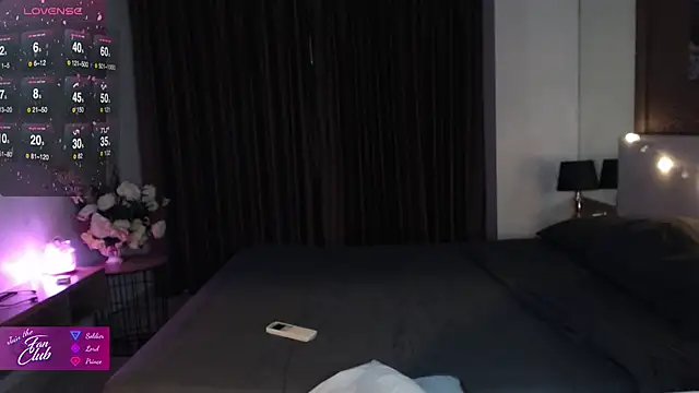 Snapshot of roxana_brooks chatting on 01/17/26, 02:53 roxana brooks online show from 01/17/26, 02:53