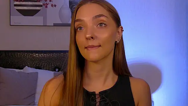 VirginieCruz online show from 11/18/25, 07:17