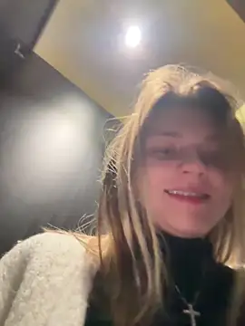 Snapshot of ValenciaShock chatting on 12/17/25, 06:40 ValenciaShock online show from 12/17/25, 06:40