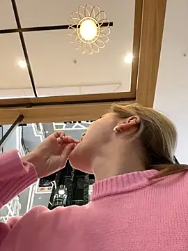 Snapshot of ValenciaShock chatting on 10/19/25, 07:00 ValenciaShock online show from 10/19/25, 07:00