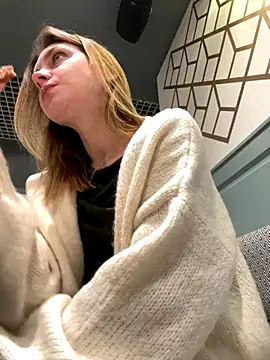 Snapshot of ValenciaShock chatting on 11/16/25, 06:40 ValenciaShock online show from 11/16/25, 06:40