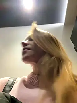 Snapshot of ValenciaShock chatting on 11/26/25, 07:19 ValenciaShock online show from 11/26/25, 07:19