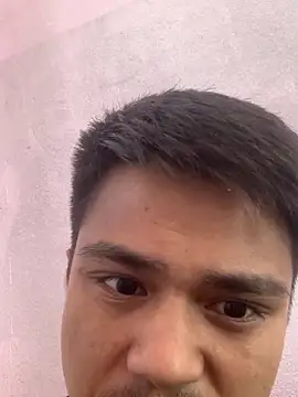 Snapshot of Hullax chatting on 12/14/25, 04:40 Hullax online show from 12/14/25, 04:40