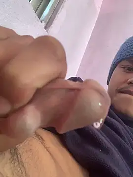 Snapshot of Hullax chatting on 12/17/25, 05:01 Hullax online show from 12/17/25, 05:01