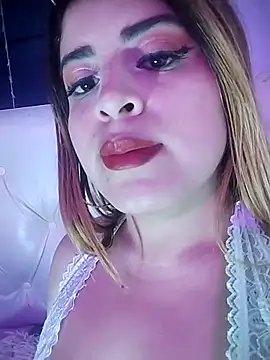 Snapshot of bella_star21 chatting on 10/25/25, 01:27 bella star21 online show from 10/25/25, 01:27