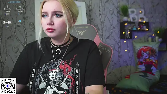 Snapshot of Moon_Valkyrie chatting on 12/23/25, 10:47 Moon Valkyrie online show from 12/23/25, 10:47