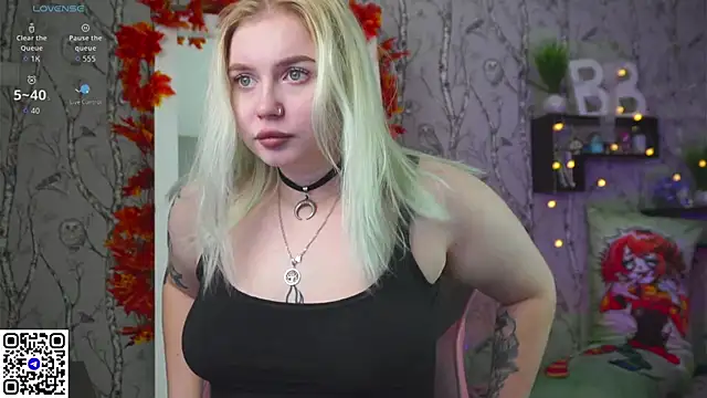 Moon Valkyrie online show from 10/22/25, 09:42