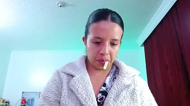 Snapshot of VALERY_MEER chatting on 10/19/25, 12:35 VALERY MEER online show from 10/19/25, 12:35
