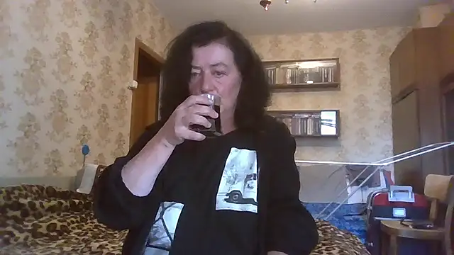 Snapshot of GypsiQueen2 chatting on 07/10/26, 04:18 GypsiQueen2 online show from 07/10/26, 04:18