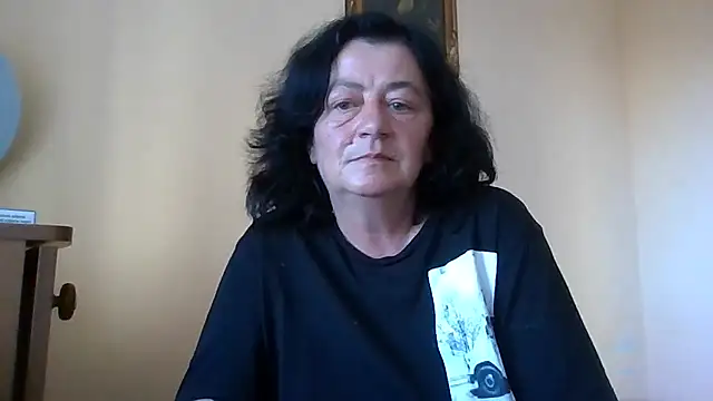Snapshot of GypsiQueen2 chatting on 06/12/26, 04:49 GypsiQueen2 online show from 06/12/26, 04:49