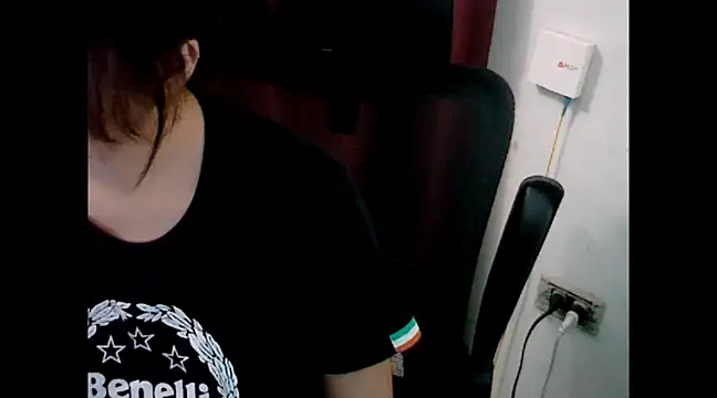 Snapshot of makemefallin chatting on 12/22/24, 03:33 makemefallin online show from 12/22/24, 03:33