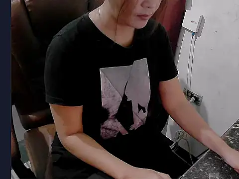 Snapshot of makemefallin chatting on 10/03/25, 01:45 makemefallin online show from 10/03/25, 01:45