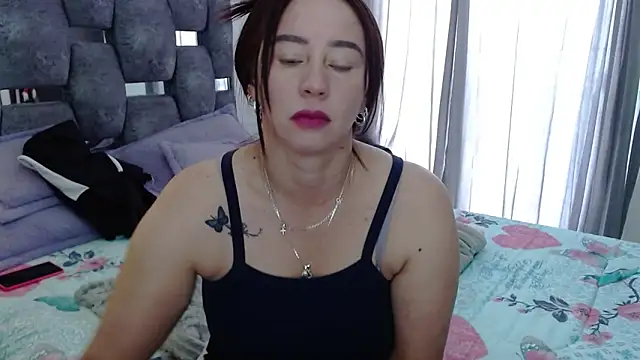 sara hott 1 online show from 11/25/25, 01:55