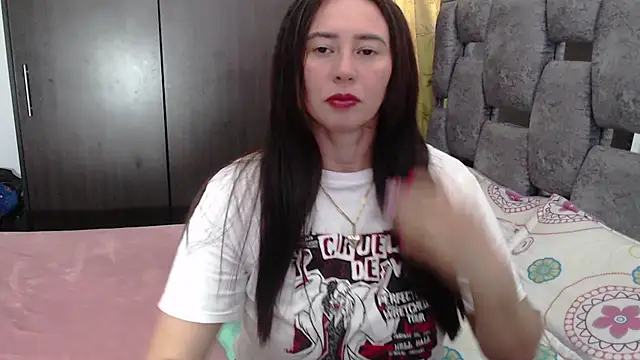 Snapshot of sara_hott_1 chatting on 06/04/26, 06:56 sara hott 1 online show from 06/04/26, 06:56