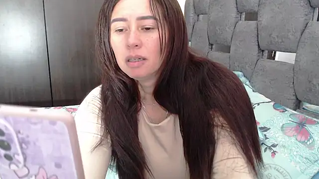Snapshot of sara_hott_1 chatting on 07/09/26, 03:33 sara hott 1 online show from 07/09/26, 03:33