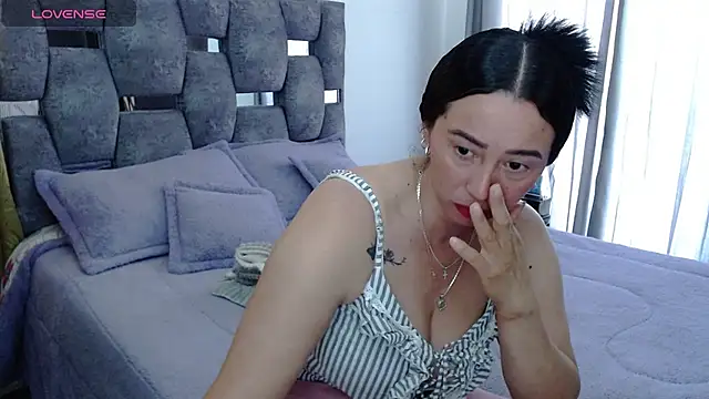 sara hott 1 online show from 10/27/25, 02:51