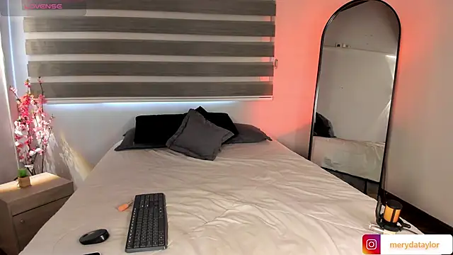 MERIDA TAYLOR online show from 11/10/25, 01:05