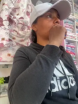 Snapshot of J_loren chatting on 12/19/25, 08:00 J loren online show from 12/19/25, 08:00