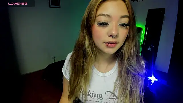 Snapshot of Megan_19_ chatting on 10/24/25, 01:43 Megan 19  online show from 10/24/25, 01:43