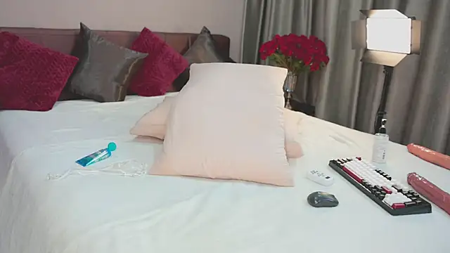 Snapshot of MillaBelle chatting on 10/01/25, 02:27 MillaBelle online show from 10/01/25, 02:27