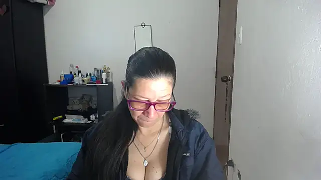 Snapshot of latin49 chatting on 10/25/25, 05:17 latin49 online show from 10/25/25, 05:17