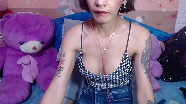 Snapshot of TS_Peachy chatting on 10/25/25, 10:25 TS Peachy online show from 10/25/25, 10:25