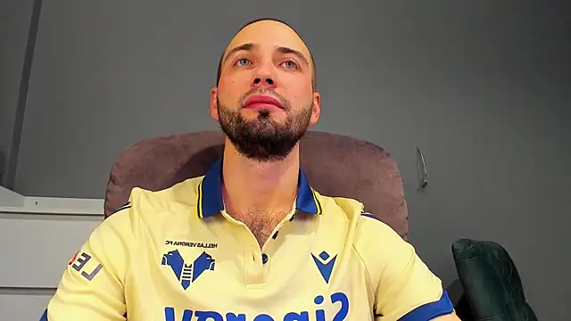 Snapshot of A_____________ chatting on 11/17/25, 12:53 A online show from 11/17/25, 12:53