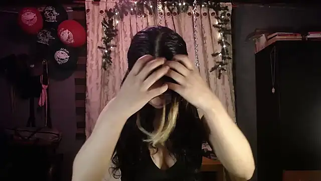 Snapshot of Hathorlove chatting on 12/23/25, 03:28 Hathorlove online show from 12/23/25, 03:28