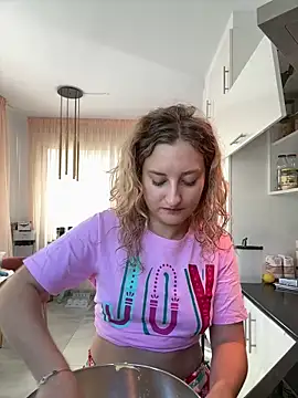 Snapshot of MileySummer chatting on 12/14/25, 09:15 MileySummer online show from 12/14/25, 09:15