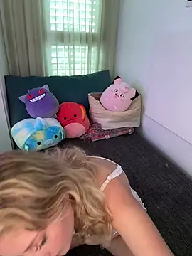 Snapshot of MileySummer chatting on 02/18/25, 12:28 MileySummer online show from 02/18/25, 12:28