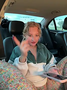 Snapshot of MileySummer chatting on 12/21/24, 02:37 MileySummer online show from 12/21/24, 02:37