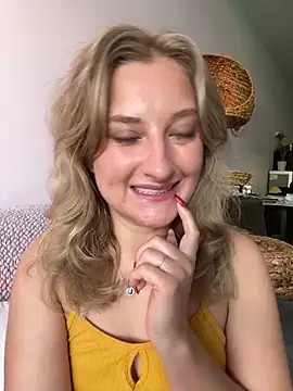 Snapshot of MileySummer chatting on 12/19/24, 11:18 MileySummer online show from 12/19/24, 11:18