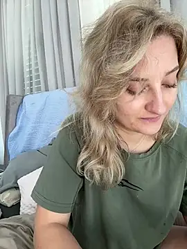 Snapshot of MileySummer chatting on 01/18/25, 08:52 MileySummer online show from 01/18/25, 08:52