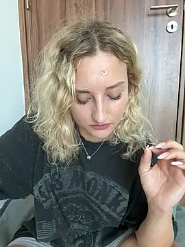 Snapshot of MileySummer chatting on 09/17/25, 08:05 MileySummer online show from 09/17/25, 08:05