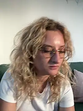 Snapshot of MileySummer chatting on 03/18/25, 03:22 MileySummer online show from 03/18/25, 03:22