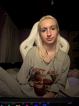 bunnydark00 online show from 10/30/25, 12:31