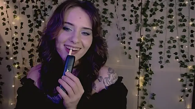 Snapshot of risha_laas chatting on 12/19/25, 08:11 risha laas online show from 12/19/25, 08:11