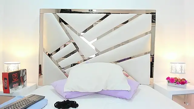 Snapshot of Naughty__Mom chatting on 03/16/25, 10:33 Naughty Mom online show from 03/16/25, 10:33